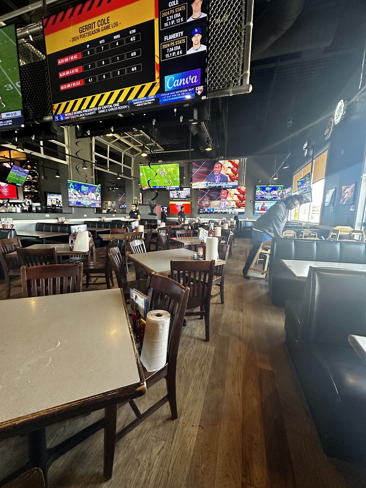 Plucker's Wing Bar - Photo 2