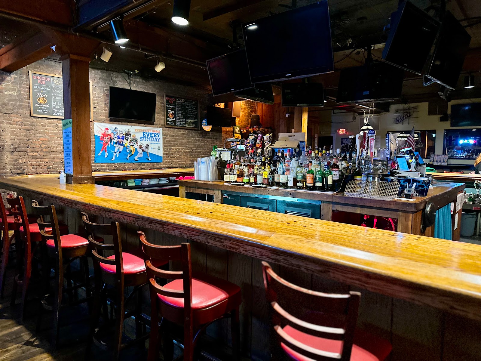 Ringside Pub - Photo 5